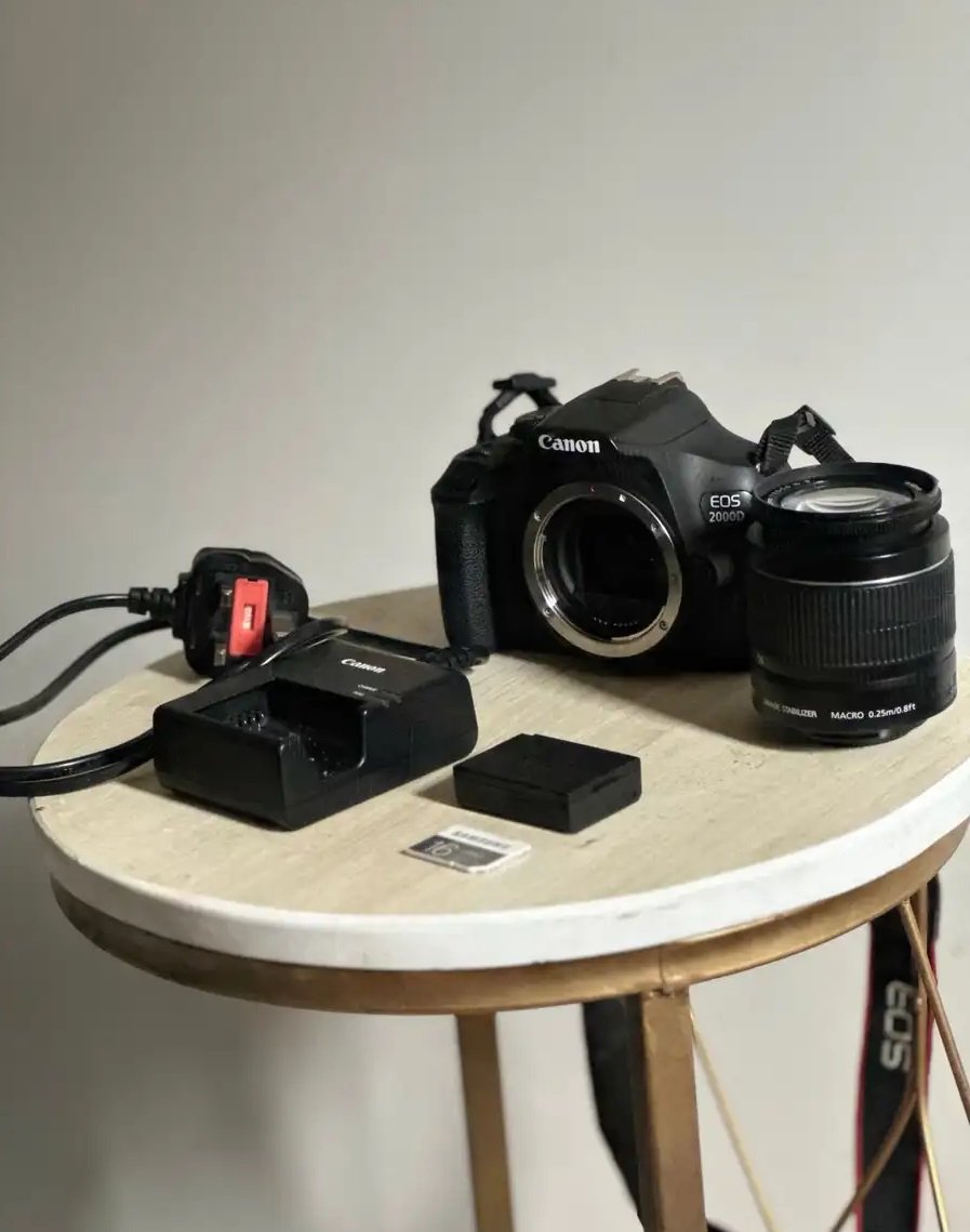 كاميرا كانون D2000