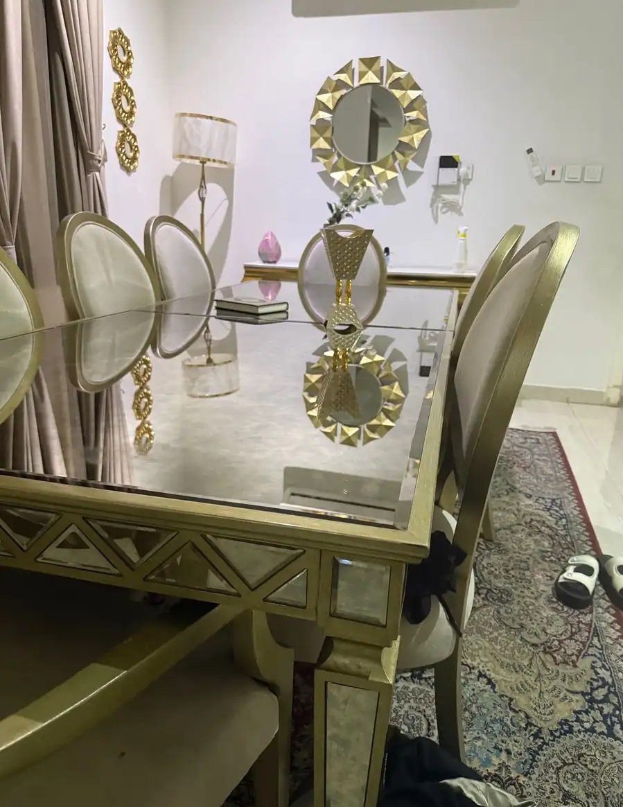 طاولة طعام من سنتر بوينت ب11 الف الاستخدام سنه جديده مافيها