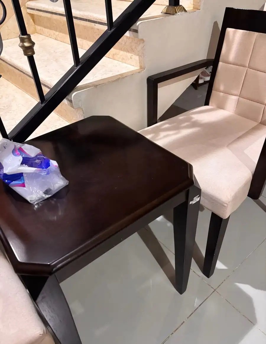 للبيع كرسين وطاولة نظيف
