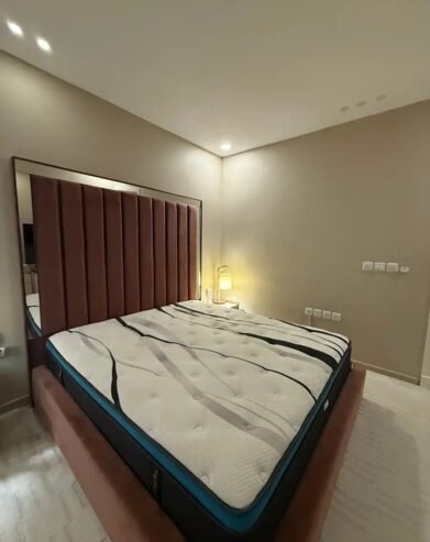سرير للبيع عرض 2متر نظيف