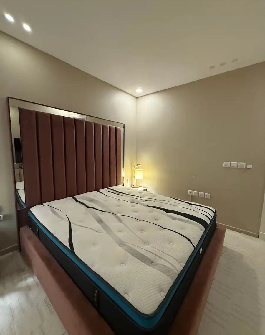 سرير للبيع عرض 2متر نظيف