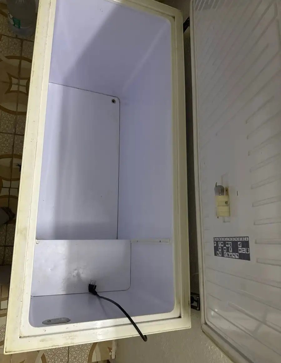 ثلاجه فريزر نظيفه تشتغل على كهرباء 110 على السوم