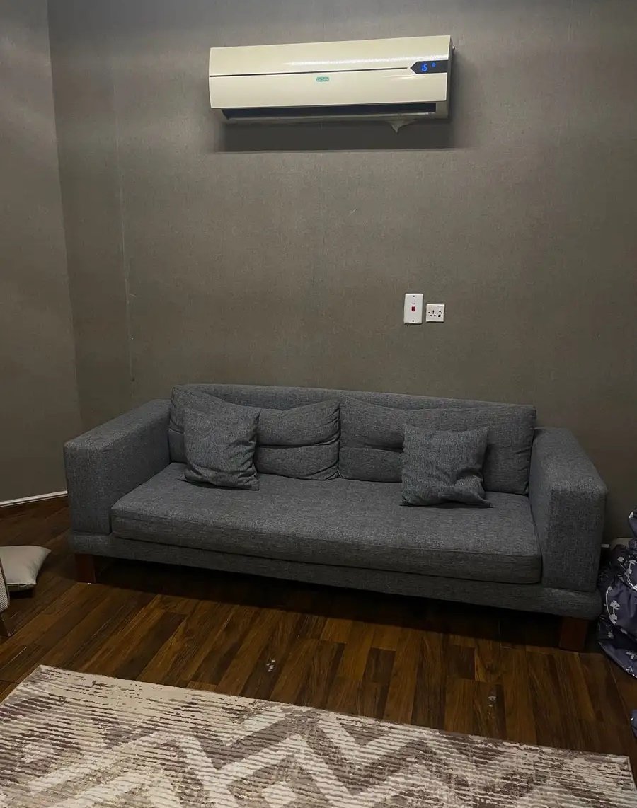 كنبه رصاصية مع كنبه فرديه