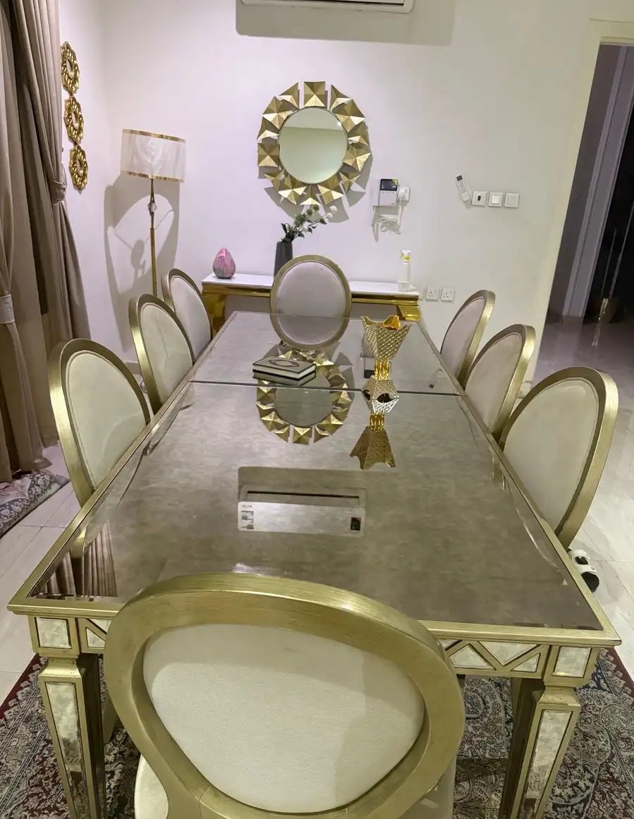 طاولة طعام من سنتر بوينت ب11 الف الاستخدام سنه جديده مافيها