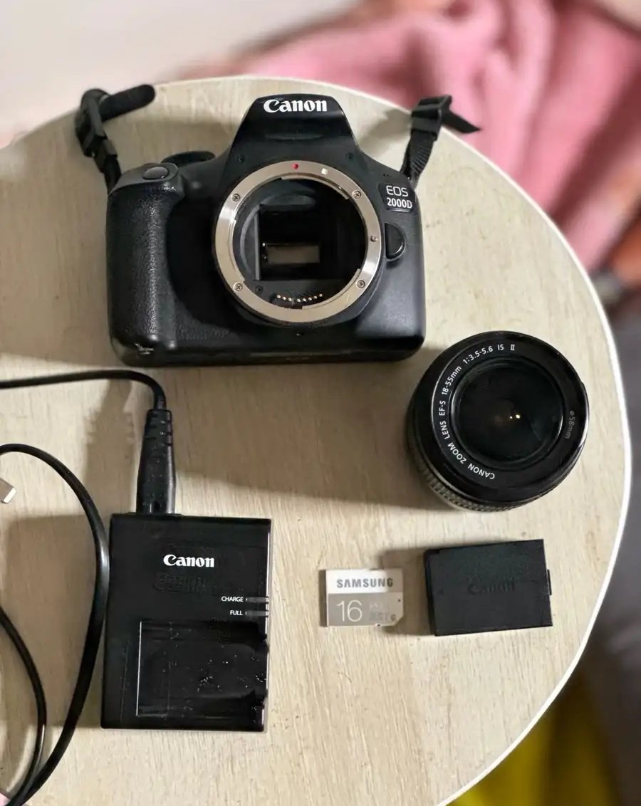 كاميرا كانون D2000