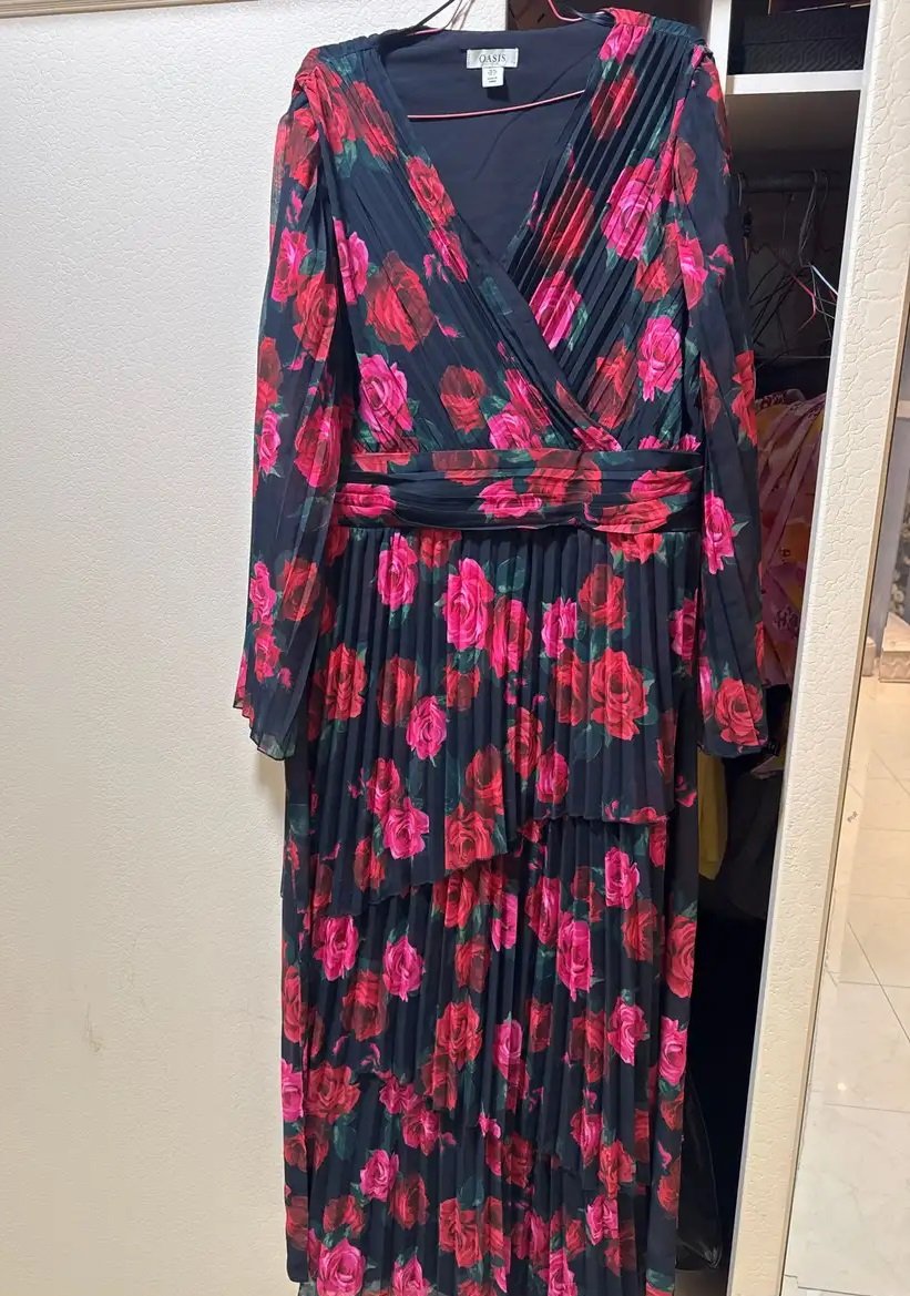 فستان للبيع ب 250 مانلبس إلا مره فخم و جميل