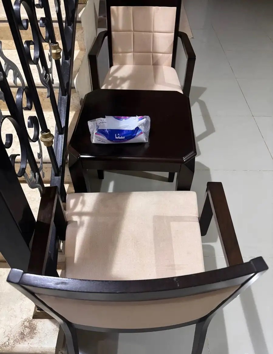 للبيع كرسين وطاولة نظيف