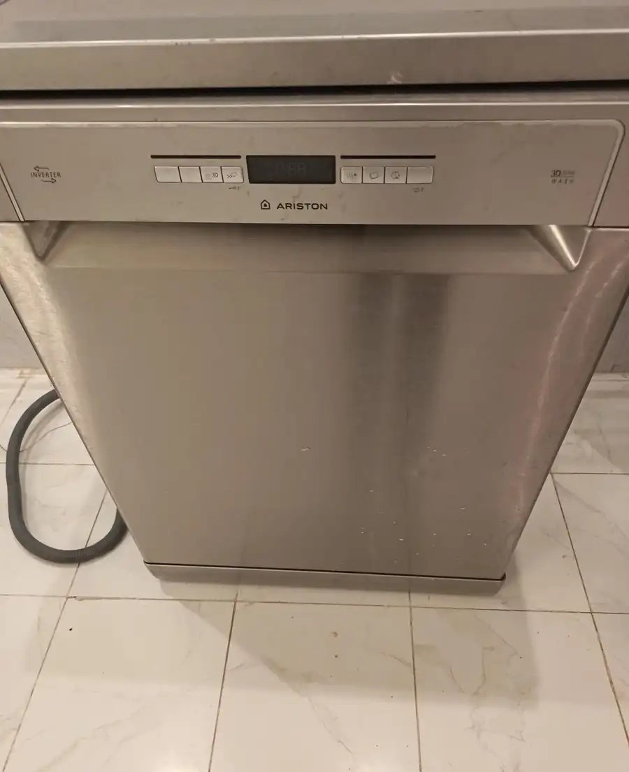 غسالة مواعين اريستون 9 برامج تحتاج تصليح او بيعها ك قطع غيار