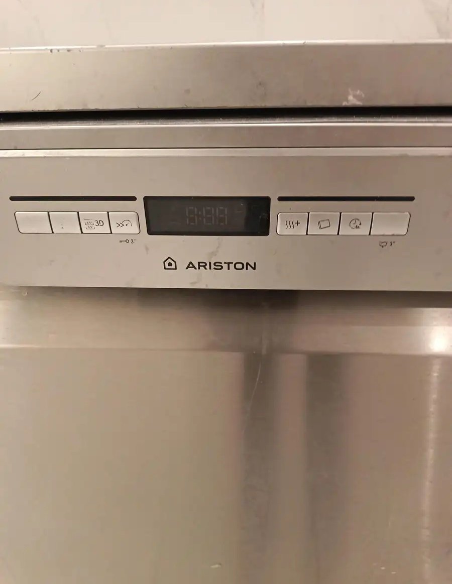 غسالة مواعين اريستون 9 برامج تحتاج تصليح او بيعها ك قطع غيار