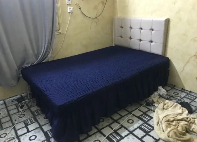 سرير للبيع