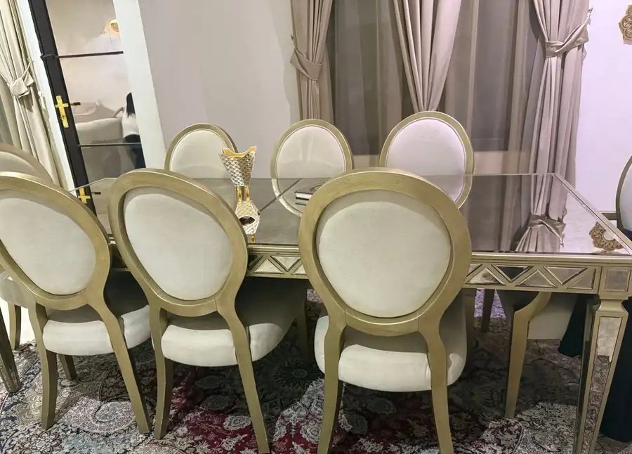 طاولة طعام من سنتر بوينت ب11 الف الاستخدام سنه جديده مافيها
