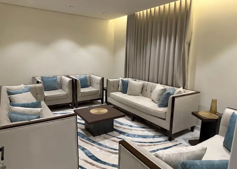 طقم جلوس 13 شخص جديد. غير مستخدم مع سجاد وطاولات