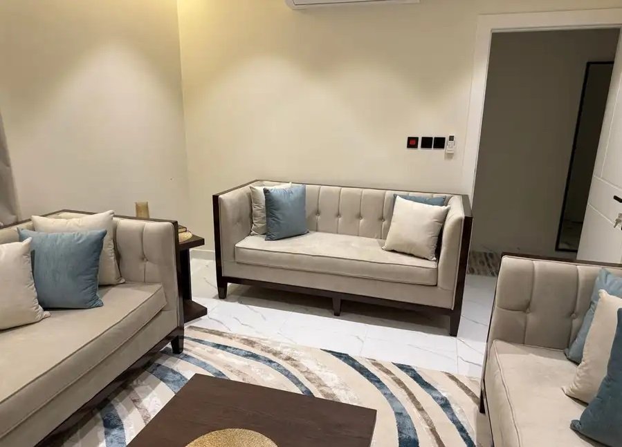 طقم جلوس 13 شخص جديد. غير مستخدم مع سجاد وطاولات