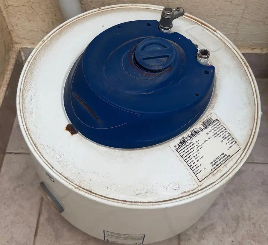 سخانة دورة مياة أو مطبخ 30 لتر بحالة جيدة