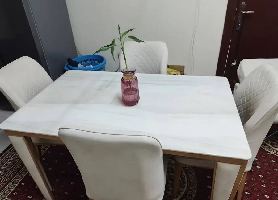 طاولة طعام رخام مع 4 كرسي جلد