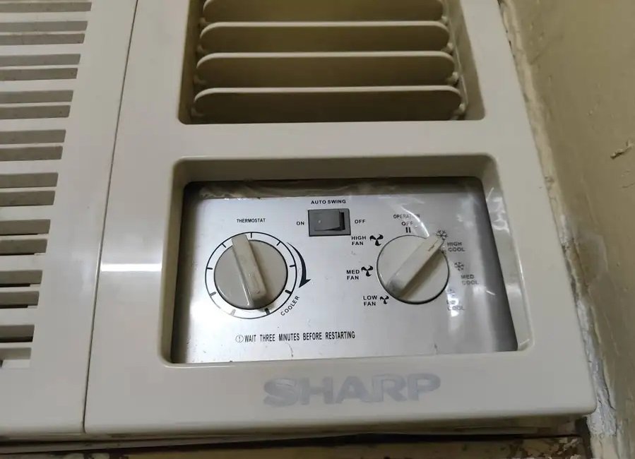 مكيف شارب شبه جديد