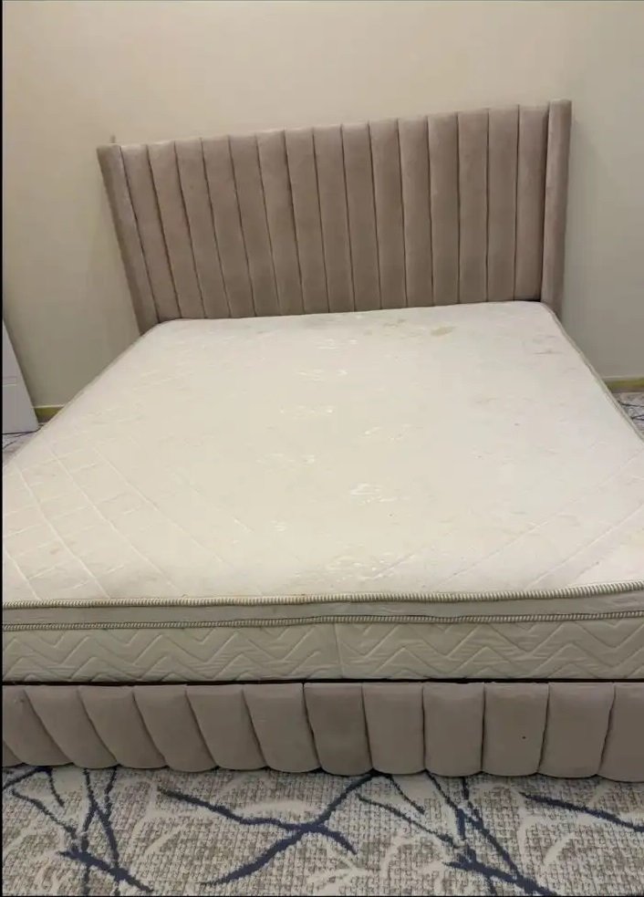 سرير للبيع بدون مرتبه شبه الجديد