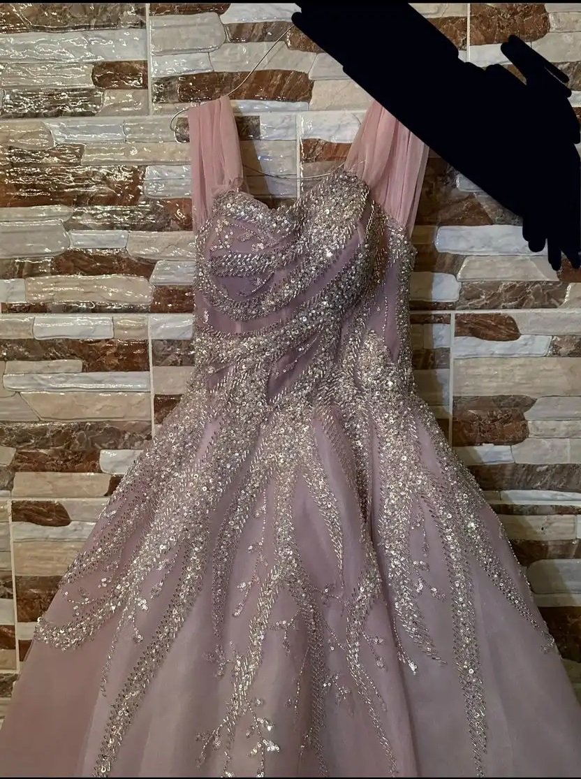 فستان ملكه او اي مناسبة للايجار مع مسكة