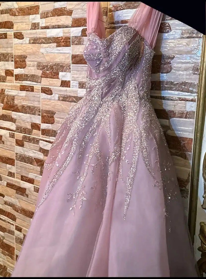 فستان ملكه او اي مناسبة للايجار مع مسكة