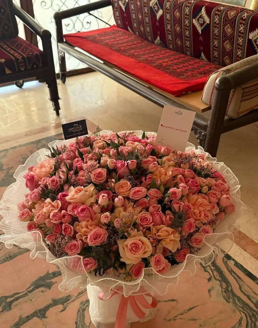باقة ورد طبيعي فاخرة – تنسيق راق وتوصيل داخل جدة