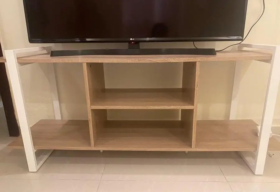 طاولة تلفزيون مستعملة استعمال نظيف