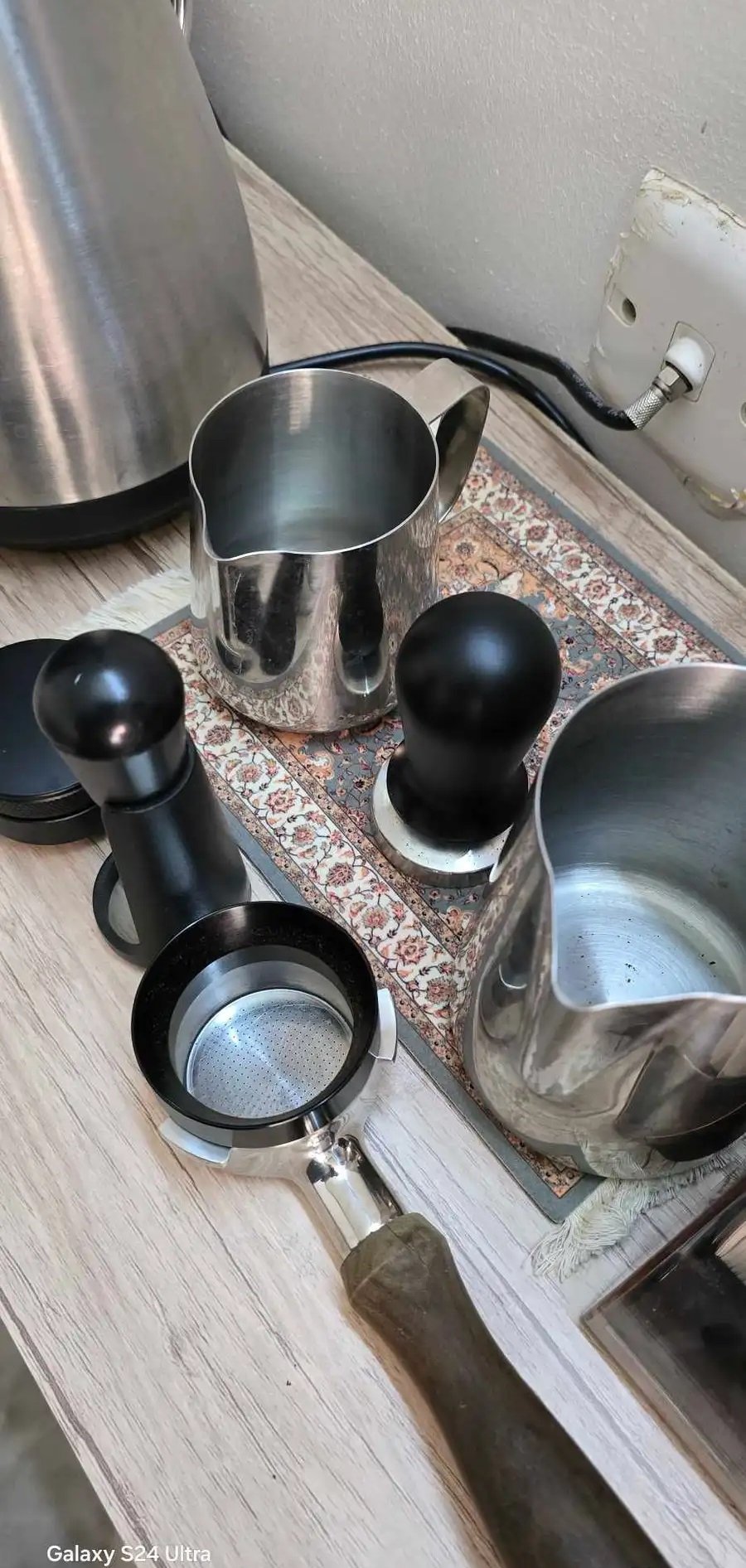 مكينة اسبريسوا ديلونجي بجميع ملحاقتها و مطحنة قهوة اديسون