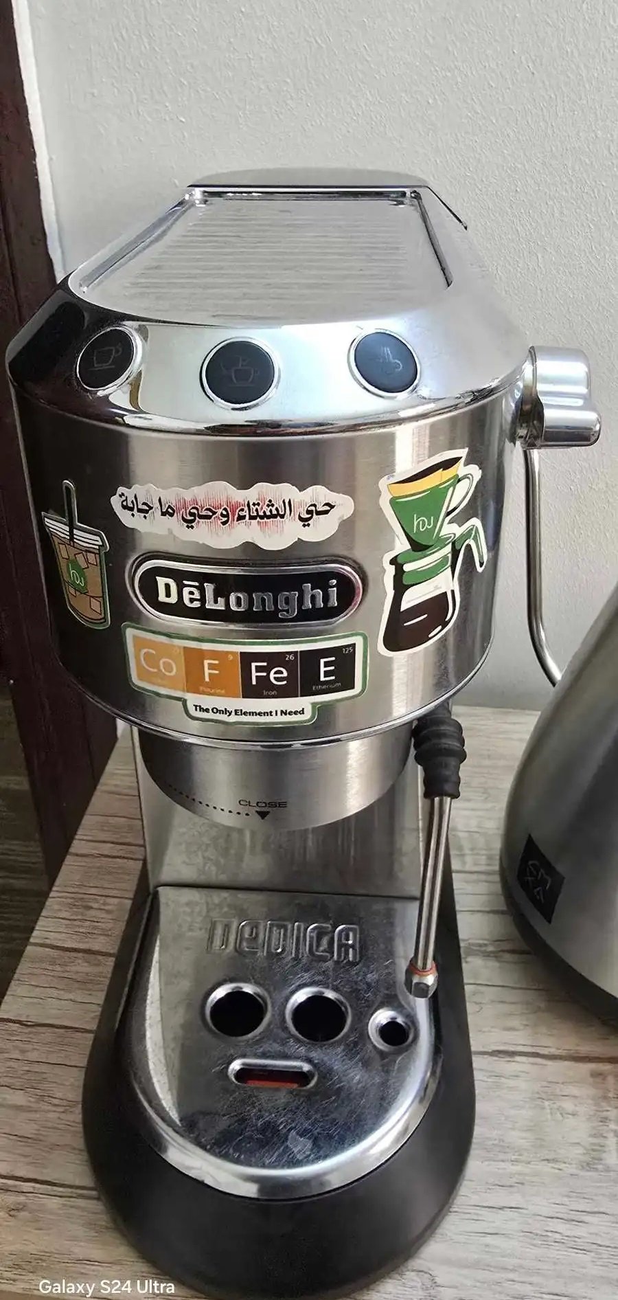 مكينة اسبريسوا ديلونجي بجميع ملحاقتها و مطحنة قهوة اديسون