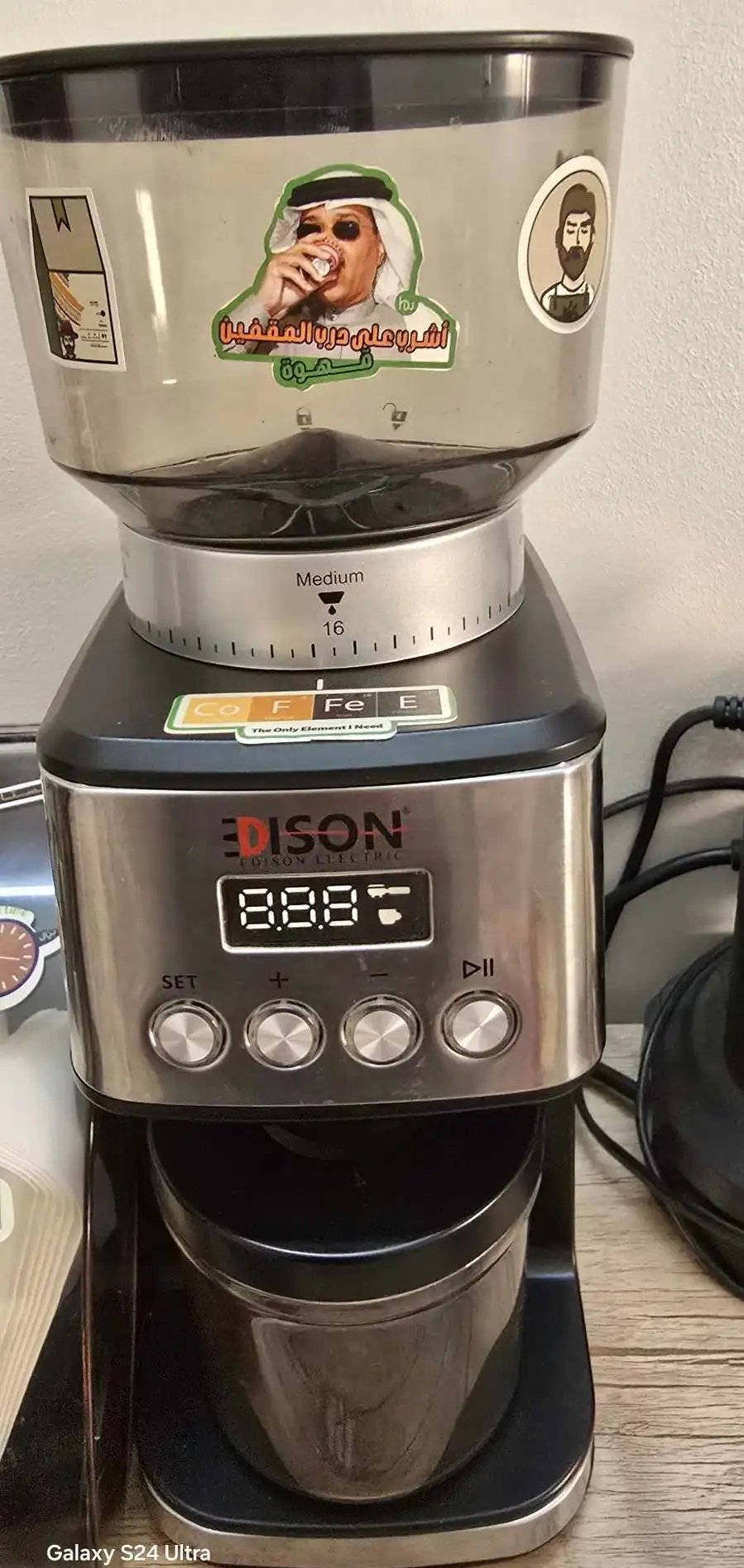 مكينة اسبريسوا ديلونجي بجميع ملحاقتها و مطحنة قهوة اديسون