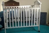 سرير اطفال نظيف استخدام بسيط