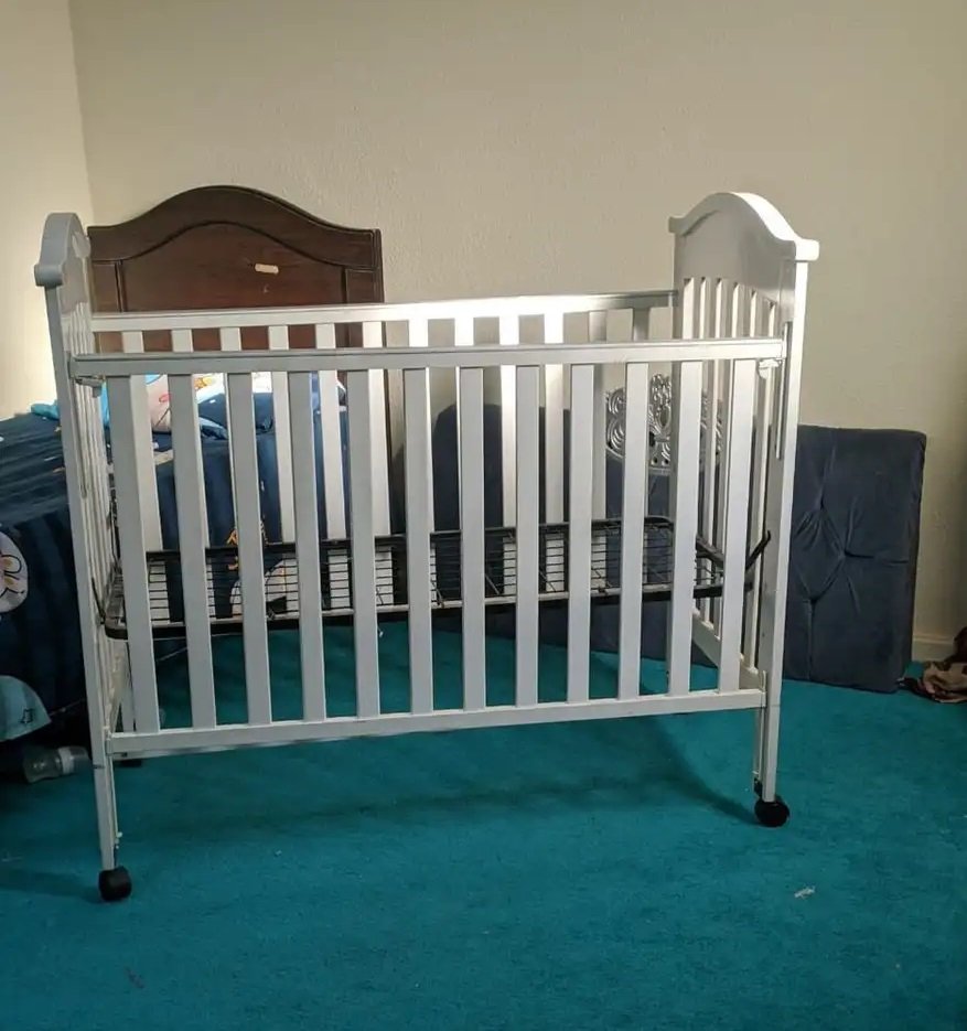 سرير اطفال نظيف استخدام بسيط