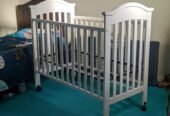 سرير اطفال نظيف استخدام بسيط