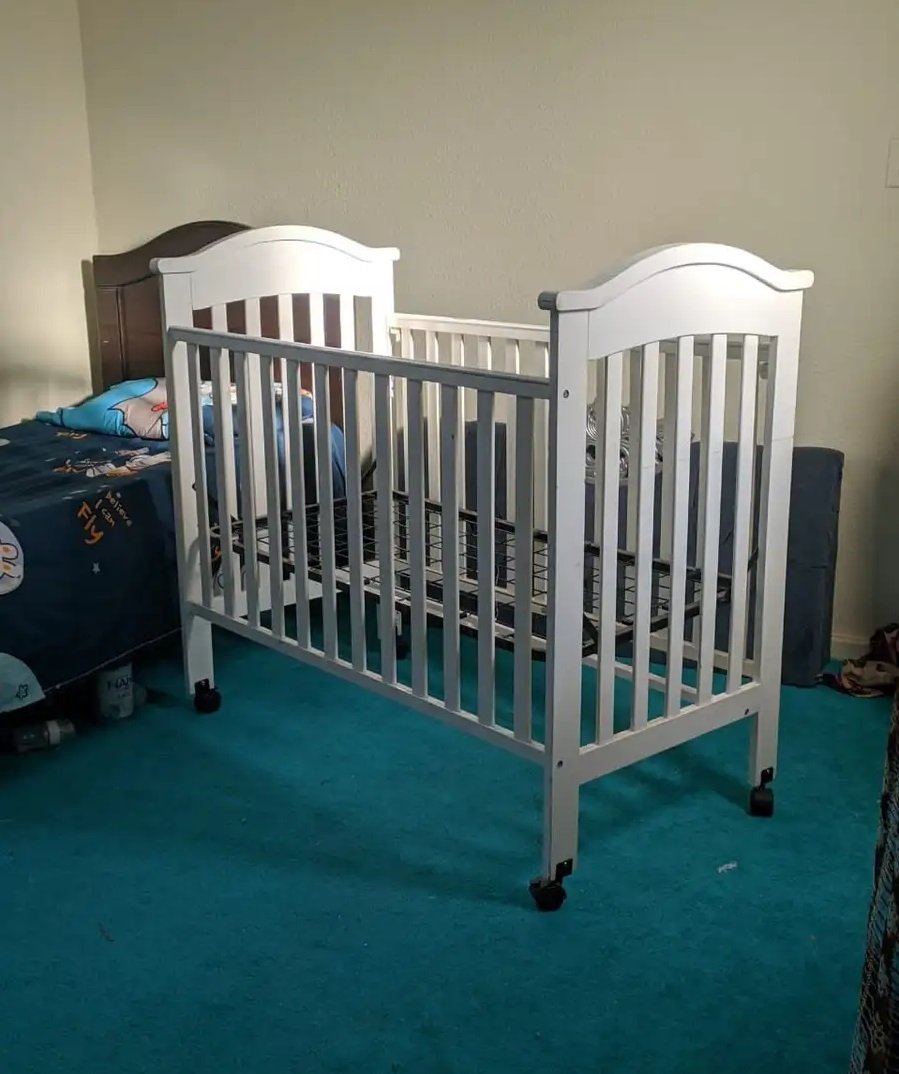 سرير اطفال نظيف استخدام بسيط