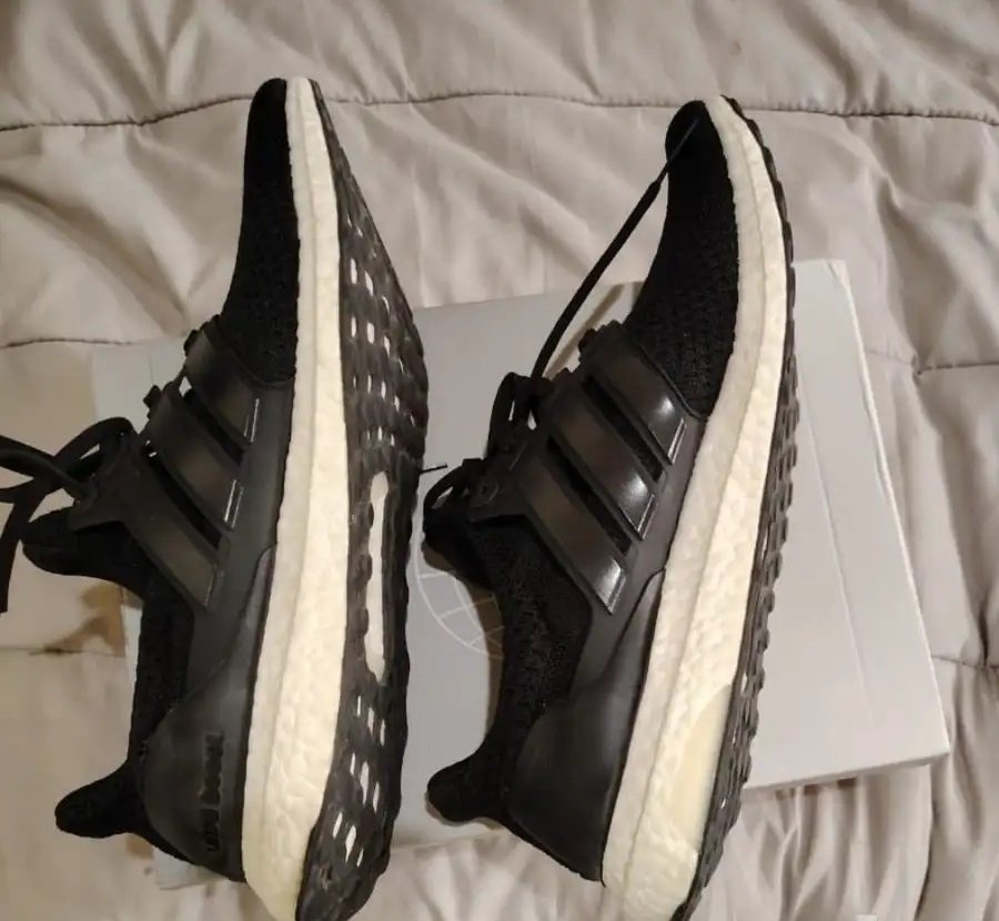 جزمة. اديداس التر بوست اصلية