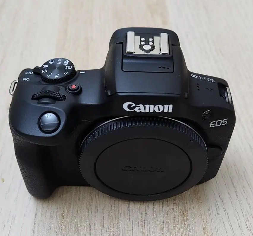 كاميرا كانون R100