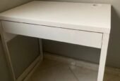 طاولة مكتبية