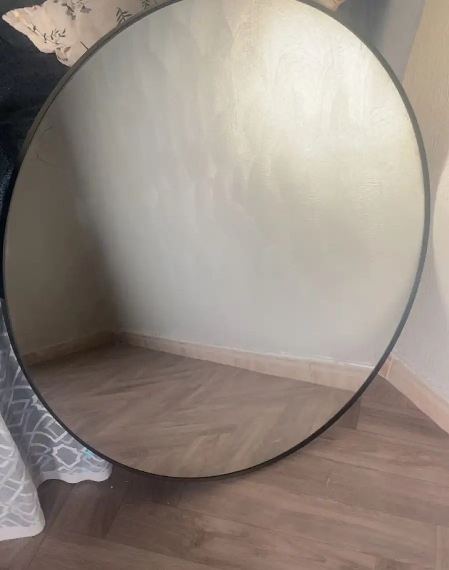 هذي المرايا اصليه من ايكيا صحتها جيده ولا يوجد بها اي تلف