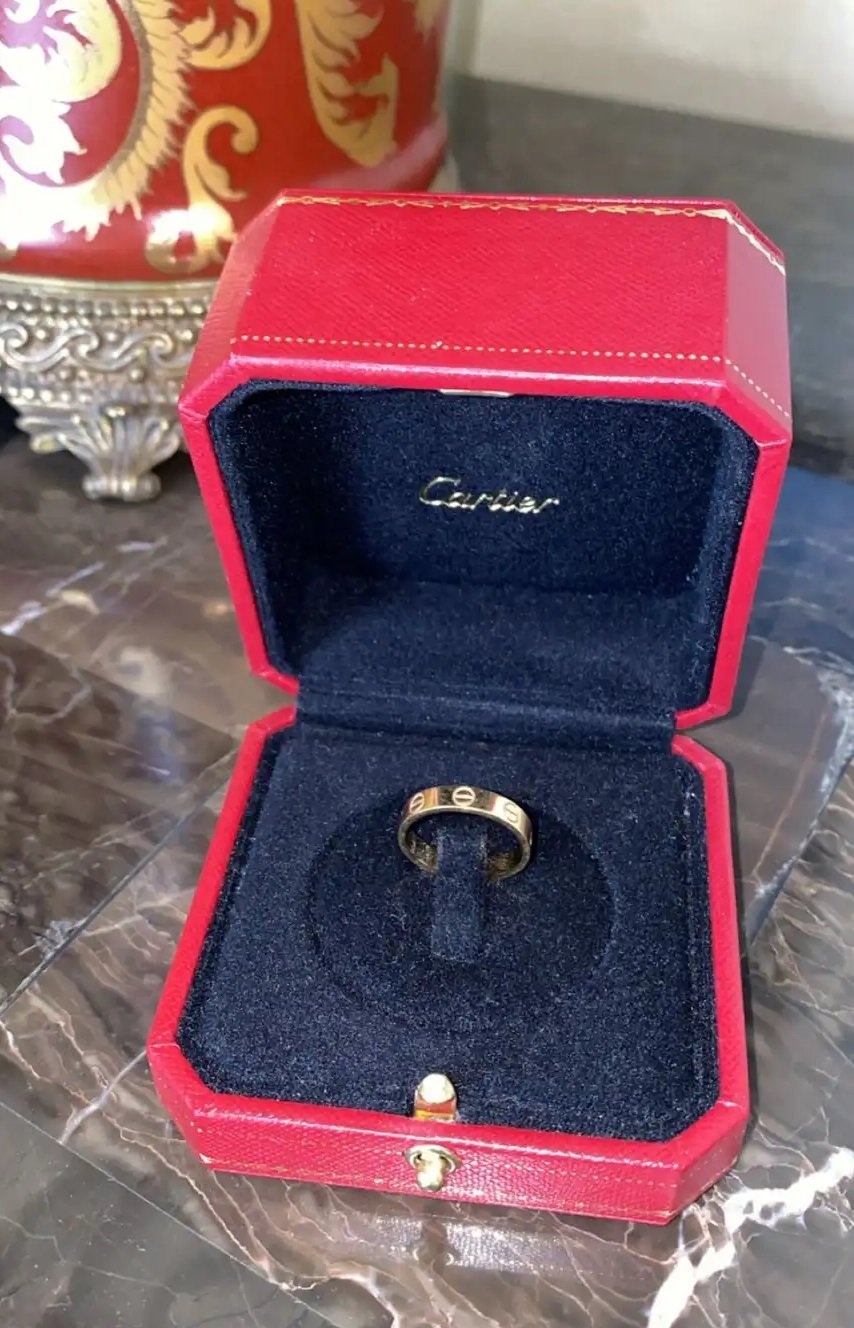 خاتم كارتييه اصلي مع كامل الملحقات والختم الأصلي