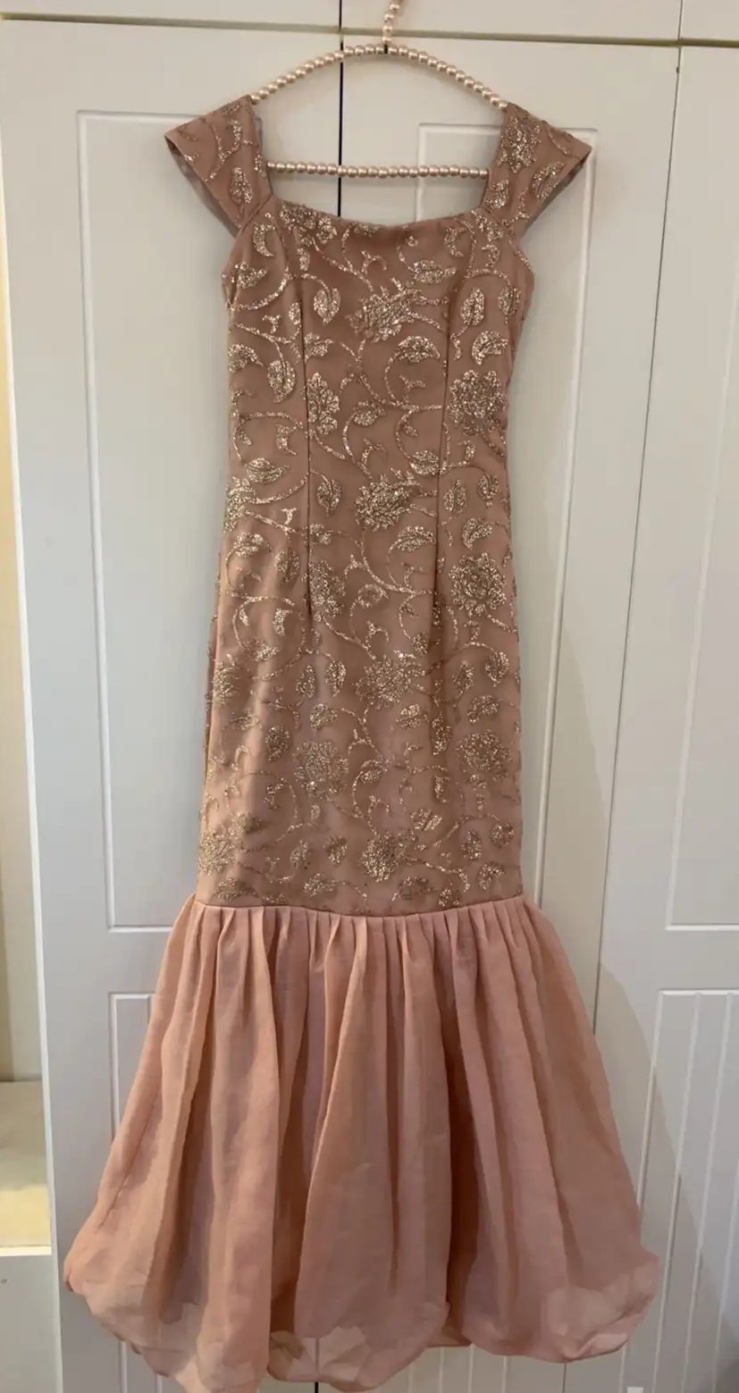 فستان للبيع