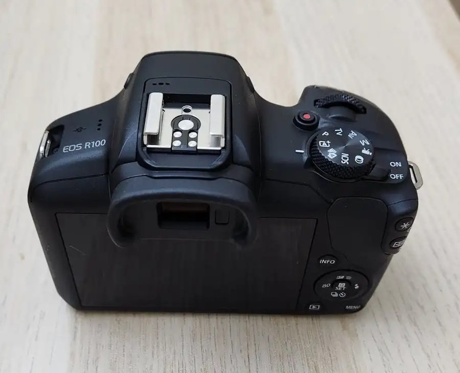 كاميرا كانون R100