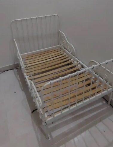 سرير من ايكيا