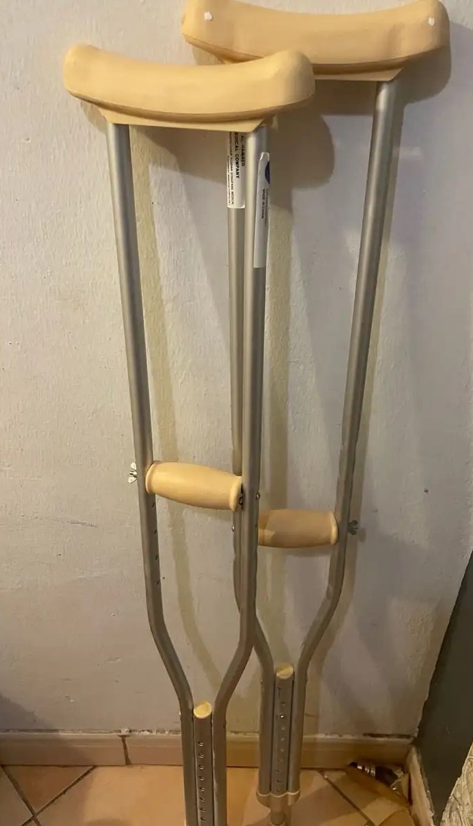 عكاز مستعمل نظيف جدا