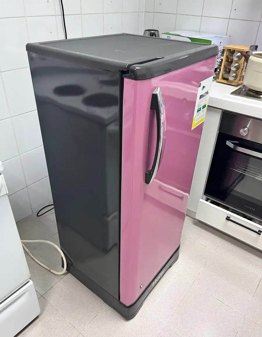 ثلاجة كهربائية متوسطة الحجم