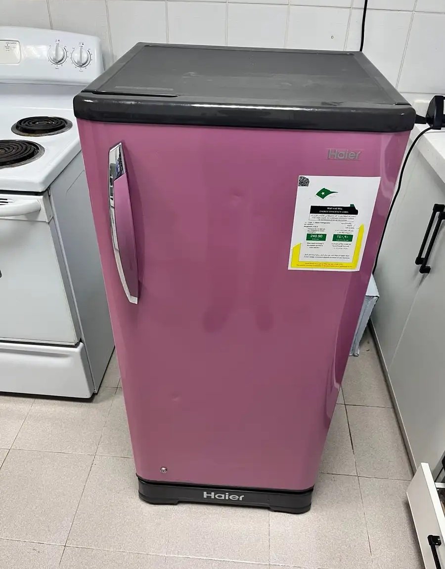 ثلاجة كهربائية متوسطة الحجم