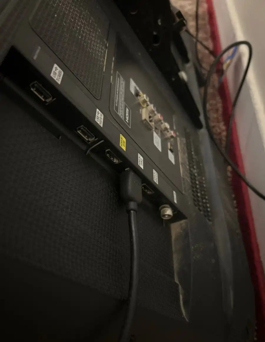 شاشة سامسونق الشاشة نضيفه ما استخدمت كثير معاها اسلاكها شرط