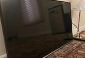 شاشة سامسونق الشاشة نضيفه ما استخدمت كثير معاها اسلاكها شرط