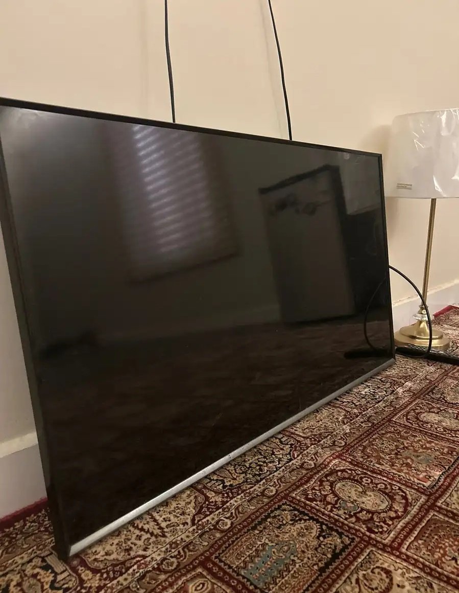 شاشة سامسونق الشاشة نضيفه ما استخدمت كثير معاها اسلاكها شرط