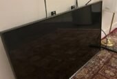شاشة سامسونق الشاشة نضيفه ما استخدمت كثير معاها اسلاكها شرط