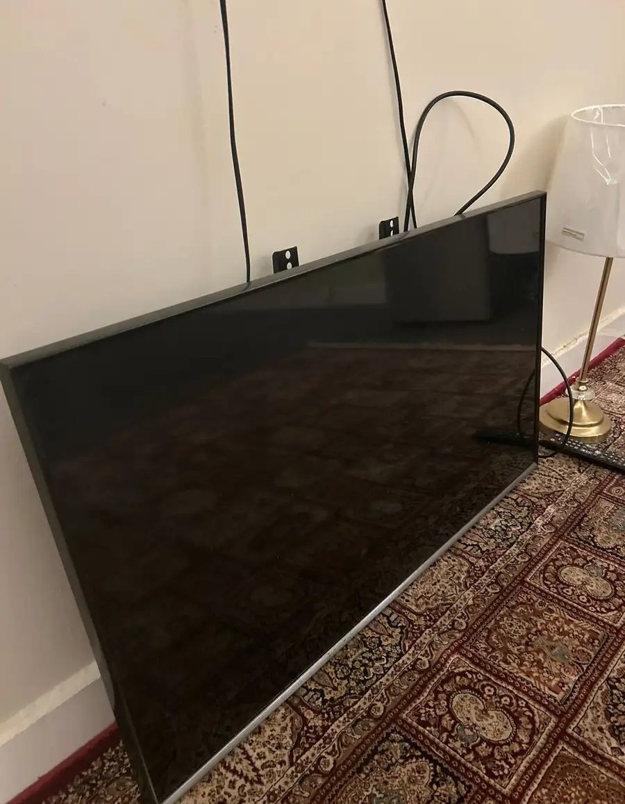 شاشة سامسونق الشاشة نضيفه ما استخدمت كثير معاها اسلاكها شرط