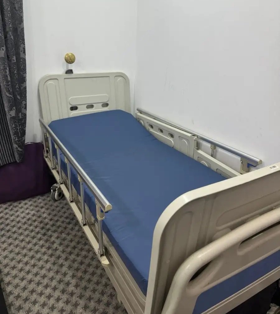 سرير طبي وعربيه