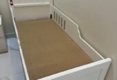 سرير أطفال بحاله ممتازه